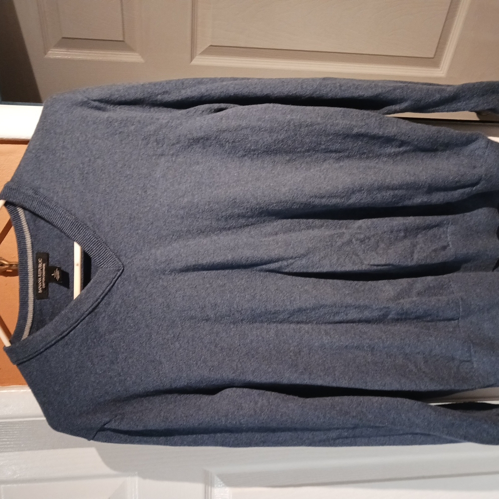 Banana Republic Men's V-Neck Cotton/Cashmere Blue'ish Grey Sweater. Size L